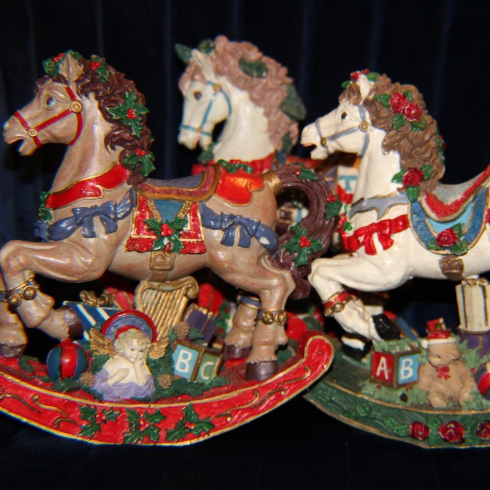 LIKE NEW**BUNDLE**3PC Carousal Christmas Horses